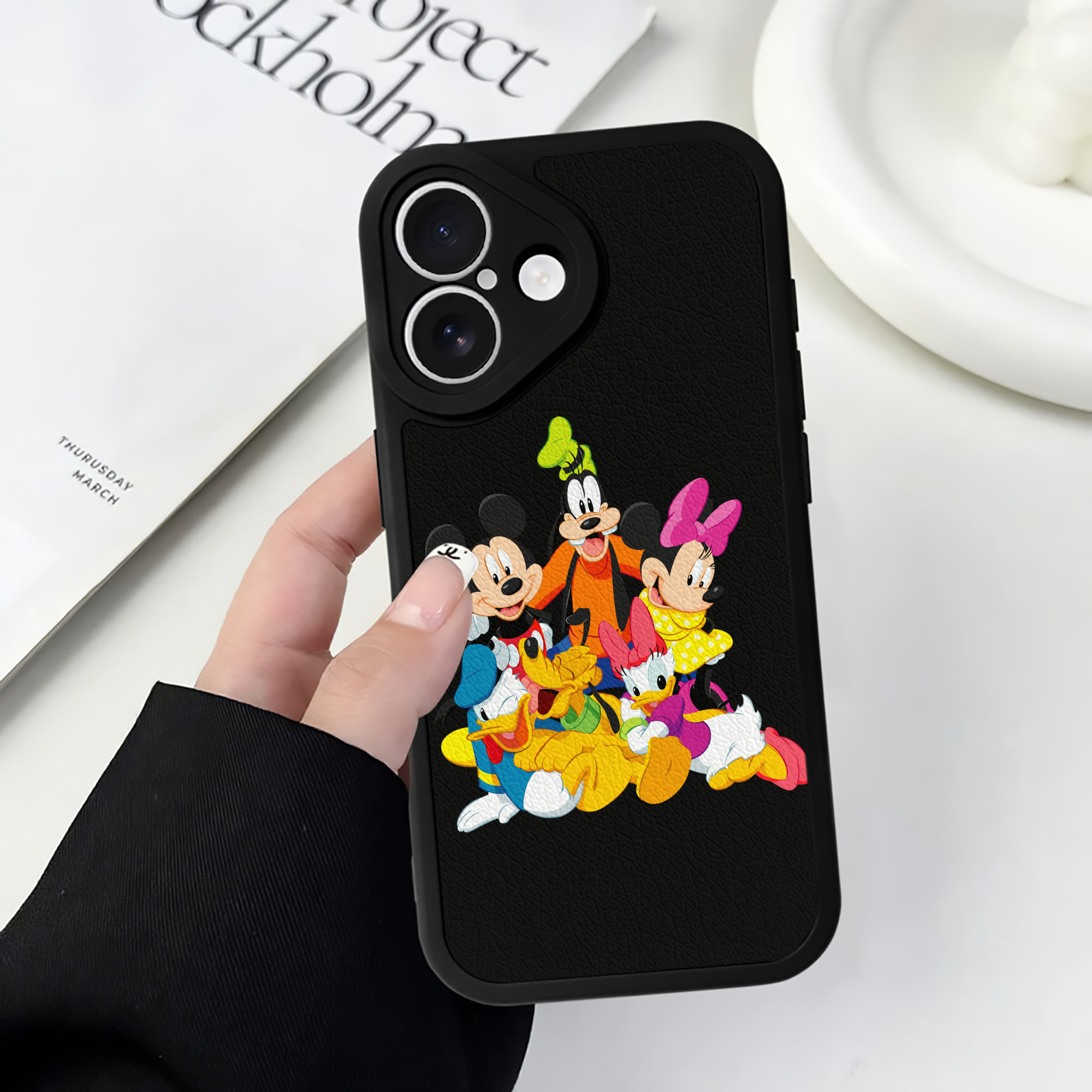 （画像用） ミッキーマウス Mickey Mouse 【iPhone 16シリーズ対応】シリコンスマホケース（レザー調） 材質：シリコン